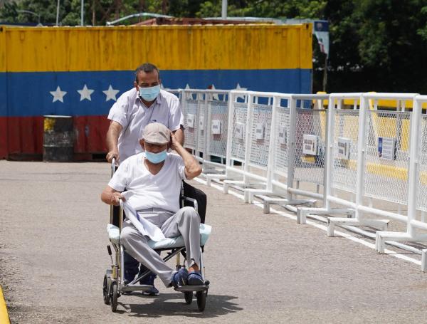 Tensiones regionales están disparando los cruces terrestres de venezolanos hacia Colombia