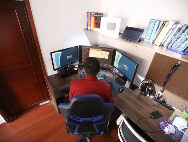 Profesor universitario dictando clases virtuales a sus alumnos.