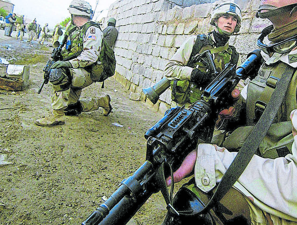 EE. UU. desplegó sus tropas en Irak en el año 2003. En esta foto se ven soldados patrullando las calles iraquíes.