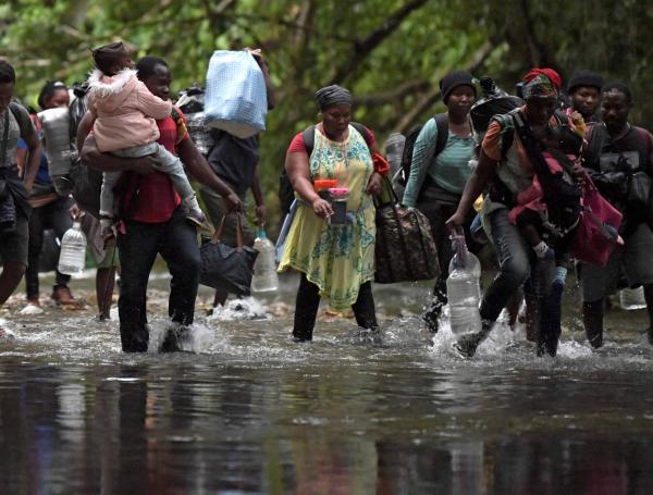 Los migrantes haitianos viajan desde Necoclí hasta Acandí para ingresar a la selva del Darién.