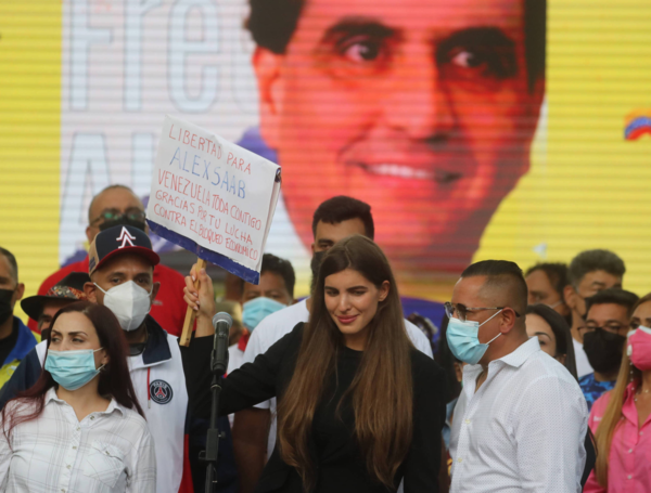 Camila Fabri, esposa de Álex Saab, pidió ayer desde la Plaza Bolívar de Caracas que el ‘diplomático’ sea liberado.