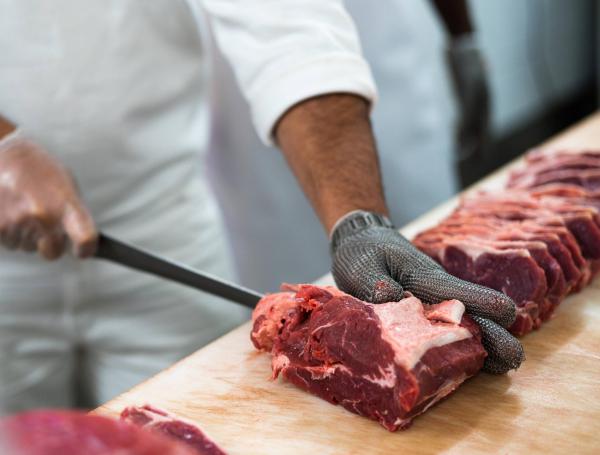 ¿Cuándo echarle la sal a la carne al asarla? Carnicero explica la técnica definitiva para un mejor sabor
