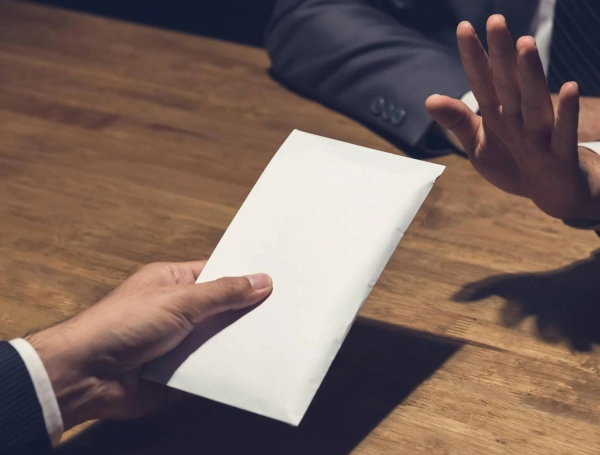 Entregar dinero 'extra' es un delito dado que se busca el favorecimiento de intereses personales.