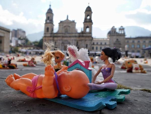 Juguetes son instalados en la Plaza de Bolívar para hacer un llamado a preservar los derechos de la niñez.