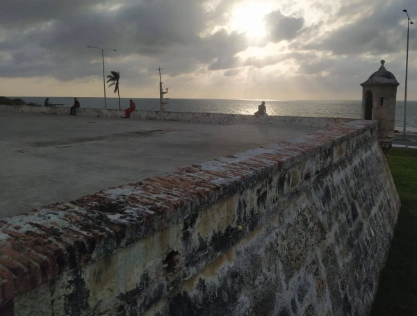 Frente al Cordón amurallado de Cartagena está prohibido que los bañistas ingresen al mar.