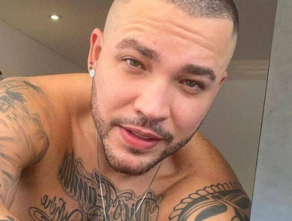 Jessi Uribe fue blanco de críticas por tomar durante un concierto en Panamá.