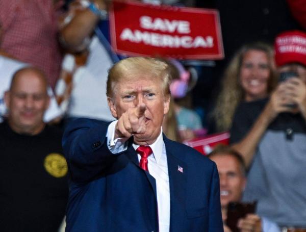 Trump, habla durante mitin de campa??a en apoyo de condidatos para gobernador de Pensilvania y Senado.