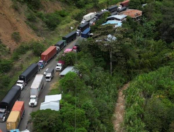 Transportadores también decidieron bloquear  la vía, pues ellos llevan tres días durmiendo debajo de los camiones, sin poder bañarse y a merced de los delincuentes, pues afirman que las autoridades no les están brindando seguridad.