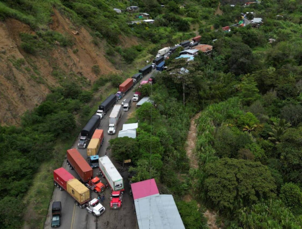 Transportadores también decidieron bloquear la vía, pues ellos llevan tres días durmiendo debajo de los camiones, sin poder bañarse y a merced de los delincuentes, pues afirman que las autoridades no les están brindando seguridad.