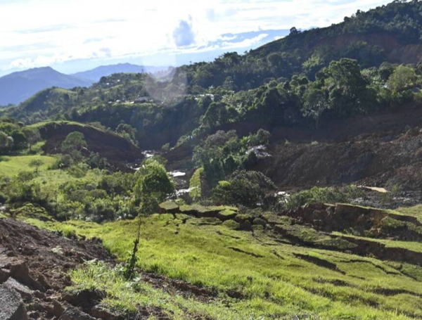 Así colapsó la vía alterna para el paso de vehículos desde Rosas, en Cauca.