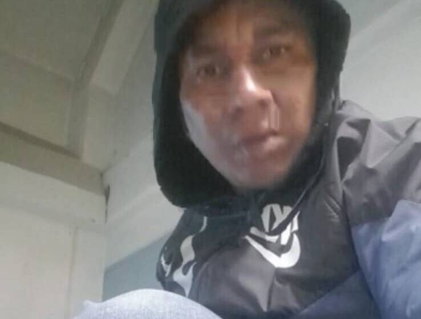 Así aparece alias Negro Ober en el video en el que extorsiona a un comerciante.