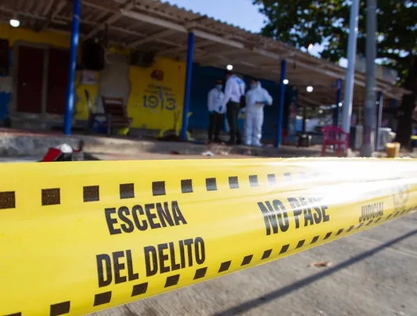 Barranquilla, Colombia, 30 de Enero de 2023. Oficiales de la Sijin recopilan evidencias en el lugar de la masacre que se efectuó en el barrio El Santuario al sur occidente de la ciudad, donde cuatro personas fueron asesinadas. El hecho ocurrió en la carrera 8 con calle 52, en la Tienda y Estadero la 8 mientras se transmitía el partido de Junior FC contra el DIM. Un policia resultó muerto. Foto Vanexa Romero/ETCE
