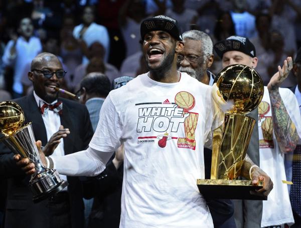 LeBron James, el interminable: confirmó contrato por dos años con el quinteto de Filadelfia de la NBA