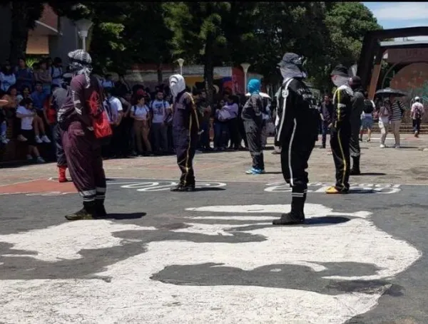 Atacan a Policías en medio de protestas.