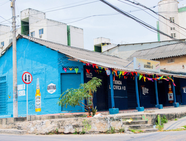 La tienda La Cívica está ubicada en la carrera 33 con calle 42.