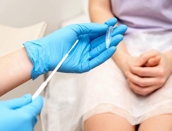 La mayoría de los tipos de VPH causa verrugas en la piel, como en brazos, pecho, manos o pies.