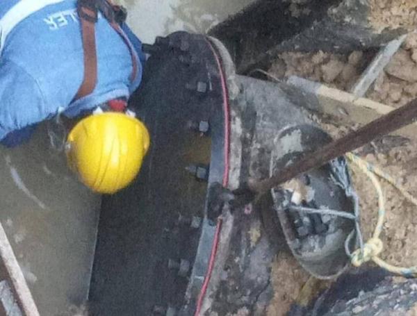 Personal trabaja en la reparación d ela tubería.