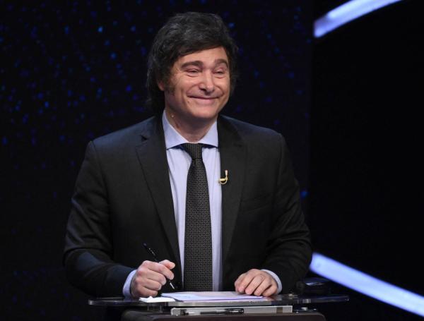 Javier Milei en el debate presidencial en Argentina.