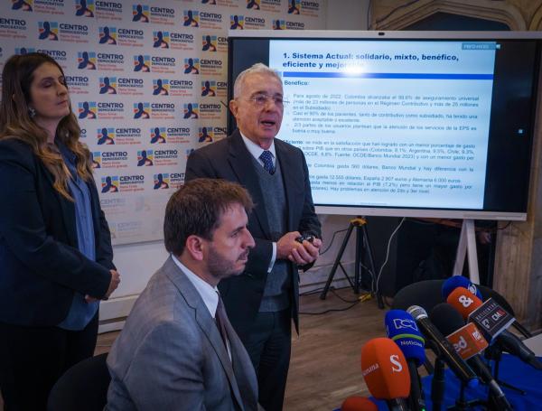 El expresidente Alvaro Uribe llega a la sede de su partido hoy 23 de noviembre del 2023 para realizar una rueda de prensa sobre diferentes temas despu??s de su encuentro con el presidente Gustavo Petro en el d??a de ayer . Foto @mauriciomorenofoto /MAURICIO MORENO CEET EL TIEMPO