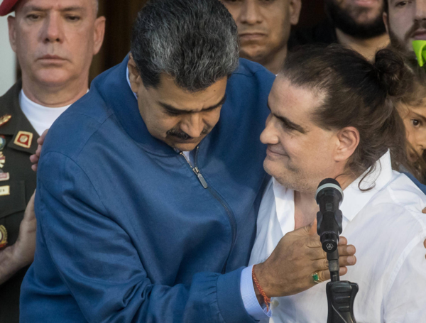 El presidente de Venezuela, Nicolás Maduro (i), recibe al empresario colombiano Alex Saab.