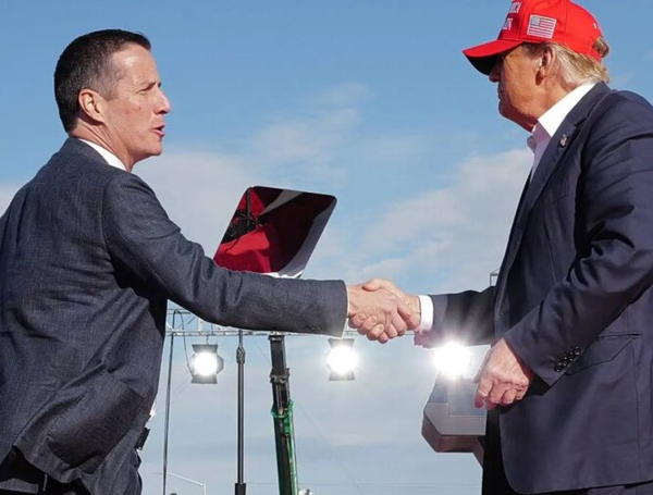 Bernie Moreno, junto al expresidente Donald Trump.