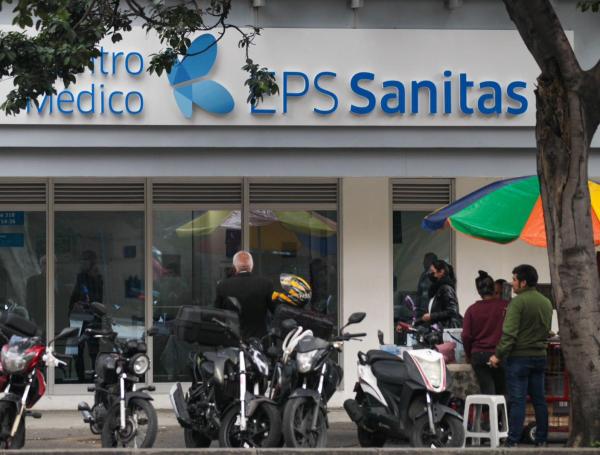 Fachada de la EPS Sanitas en Bogotá