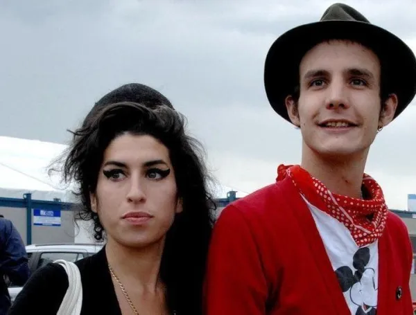 La relación de la cantante con Blake Fielder-Civil fue seguida de muy cerca por los periódicos sensacionalista.