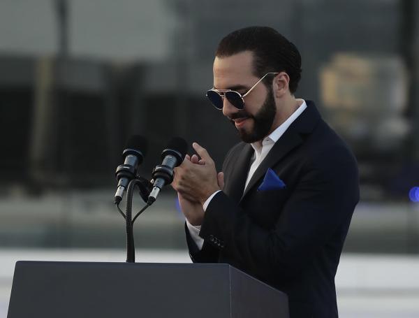 El presidente de El Salvador, Nayib Bukele, aplaude en la inauguración de las oficinas de Google.