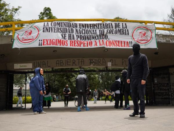 Estudiantes que salen de la Universidad Nacional bloquean los dos carriles de la carrera 30 en medio de un acto de conmemoraci??n de los 40 a??os de la toma violenta del campus y del asesinato del estudiante Jes??s ???Chucho??? Le??n.