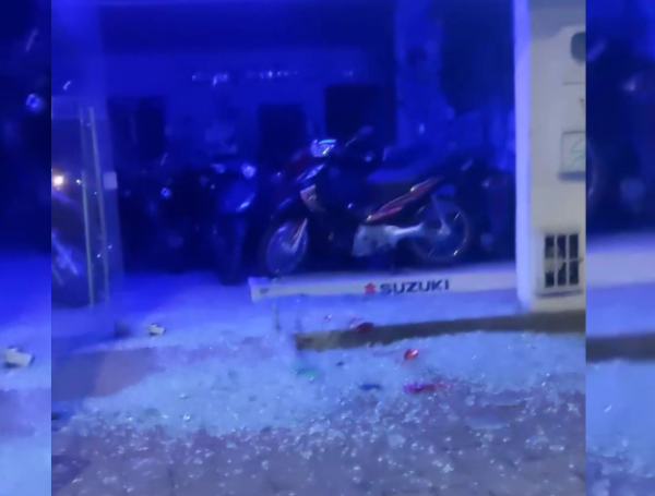 Dos hombres a bordo de una moto lanzaron un artefacto explosivo en contra de concesionario de motos.