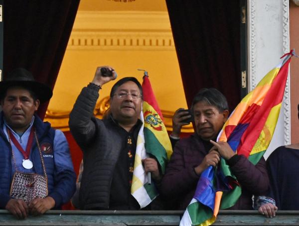 Luis Arce desde el balcón del Palacio de Gobierno en Bolivia.