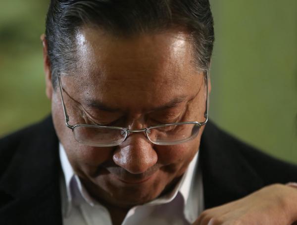 El presidente de Bolivia, Luis Arce, asiste a una entrevista con EFE este sábado.