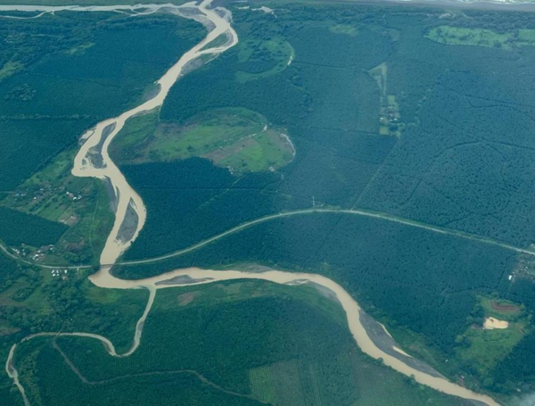 La desembocadura de un río amarillo en el océano Pacífico crea un juego de aguas y colores que se observan desde las alturas mientras un avión Grand Caravan.