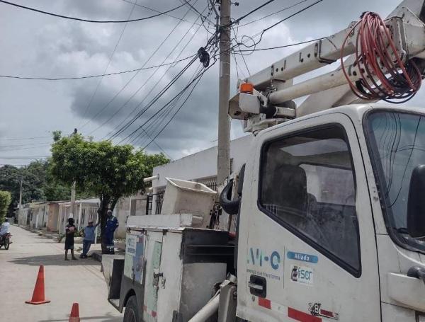 El camión de la empresa Air-e trabajando en el suroccidente de Barranquilla.