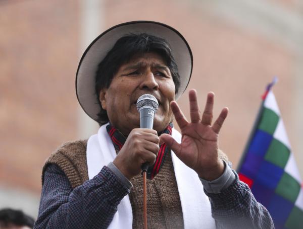 El expresidente de Bolivia y líder del oficialismo, Evo Morales, habla antes de una marcha este martes, en Caracollo (Bolivia). Morales inició una caminata desde el altiplano hacia La Paz para exigir respeto a su candidatura para las elecciones generales de 2025, en medio de acusaciones del Gobierno de Luis Arce de que busca dar un "golpe de Estado". EFE/ Luis Gandarillas