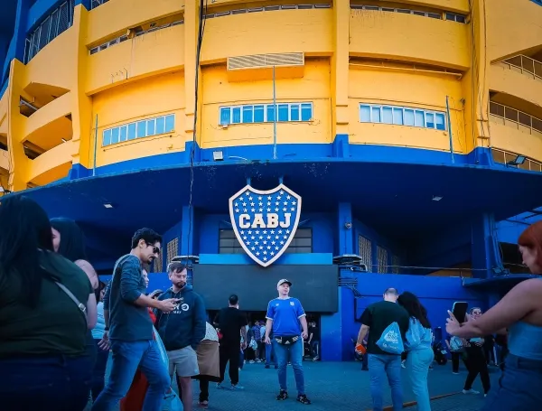 Aficionados de Boca visitan este viernes el estadio la Bombonera de Boca Juniors, en la previa de un nuevo superclásico del fútbol argentino, en Buenos Aires (Argentina). Boca Juniors y River Plate se enfrentan este sábado en una nueva edición del Superclásico del fútbol argentino, que marcará el regreso de Marcelo Gallardo como entrenador 'millonario' a La Bombonera y será clave para la continuidad de Diego Martínez en el banquillo del 'Xeneize'. EFE/Juan Ignacio Roncoroni