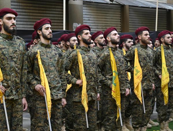 Combatientes de Hezbollah asisten al funeral de los comandantes de Hezbollah Ibrahim Akil y Mahmoud Hamad, Líbano, el 22 de septiembre de 2024.