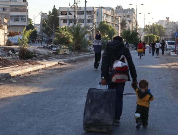 Palestinos desplazados, a los que el ejército israelí ordenó abandonar la escuela de Beit Lahia en la que estaban refugiados.