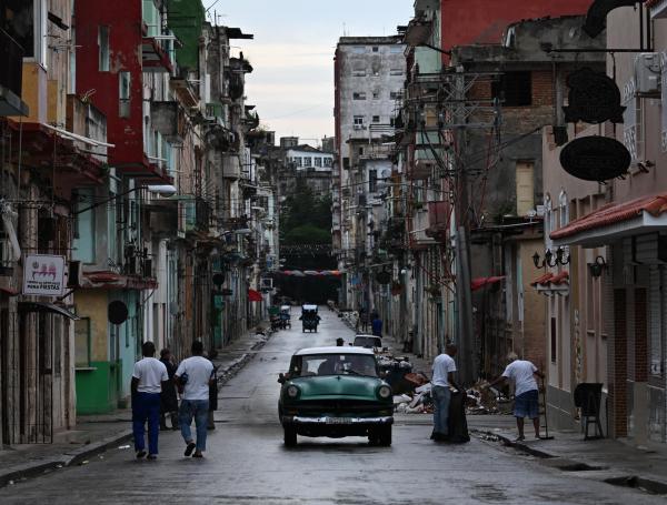 El huracán golpeó a Cuba justo cuando la isla vive un apagón total por cuenta de la crisis energética.