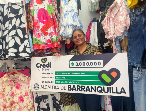 Alma Rodríguez, comerciante de la Galería 72, recibió de manos del alcalde Char el cheque que le otorga $1.700.000.