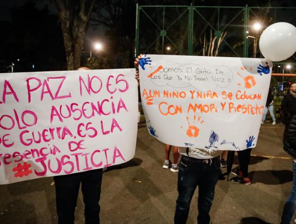 Los vecinos del barrio Las Ferias realizaron una velaton por los niños asesinados por su padre en un acto de violencia