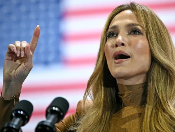 L’artiste a attaqué les commentaires désobligeants envers Porto Rico tenus lors d’un rassemblement Trump, les décrivant comme une offense envers « tous les Latinos de ce pays ».