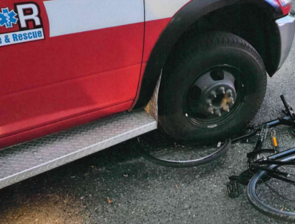 Ciclista fue atropellado por una ambulancia y luego le enviaron una ...