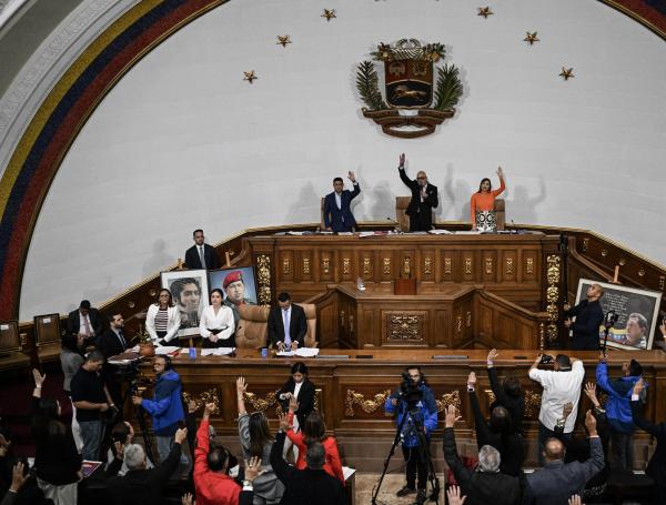 Nicolás Maduro promulga la ley que castiga con hasta 30 años de cárcel ...