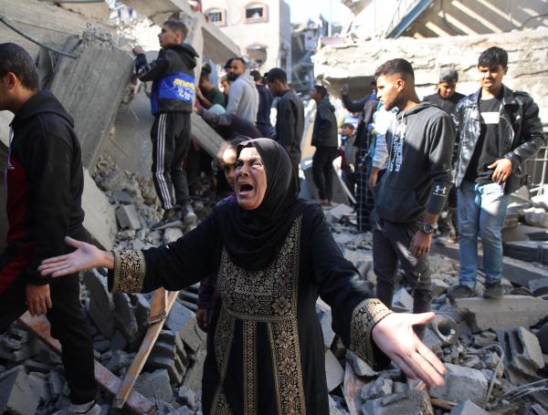 Una mujer palestina llora entre los escombros de un edificio destruido por un ataque israelí en Shujaiyah, en la ciudad de Gaza.
