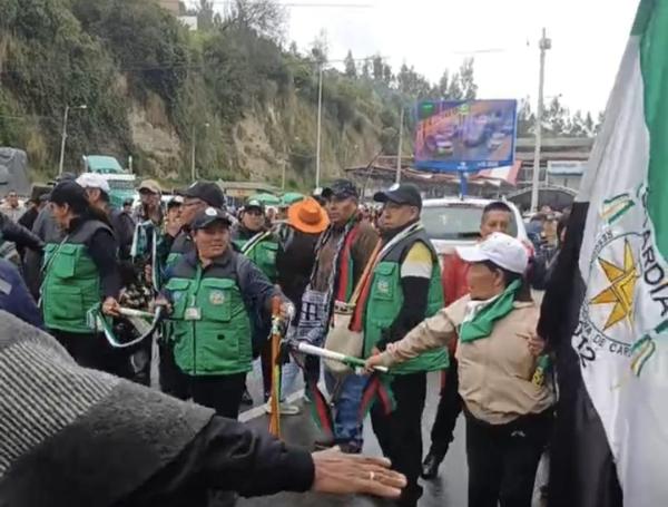Crisis en la frontera entre Colombia y Ecuador: bloqueo de más de 1.000 ...