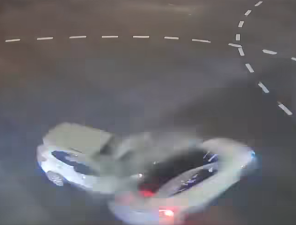 Video | El impactante momento en que un carro Tesla se pasa un semáforo ...