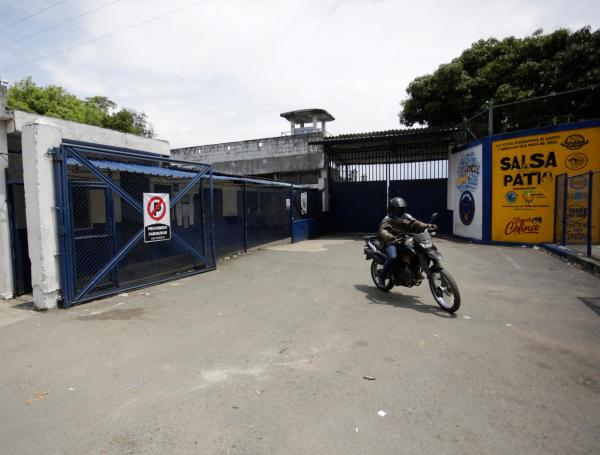 Fachada de la cárcel de Villahermosa. Es la entrada principal. En la puerta quedó uno de los disparos de hace una semana.