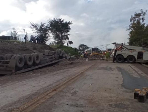 Grave accidente en vía al Llano por volcamiento de camión cargado de ...