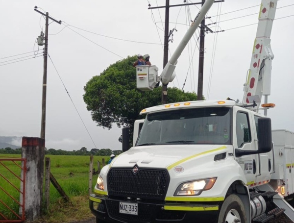 Trabajos de Enel Colombia para restablecer el servicio de energía en Medina y Paratebueno.